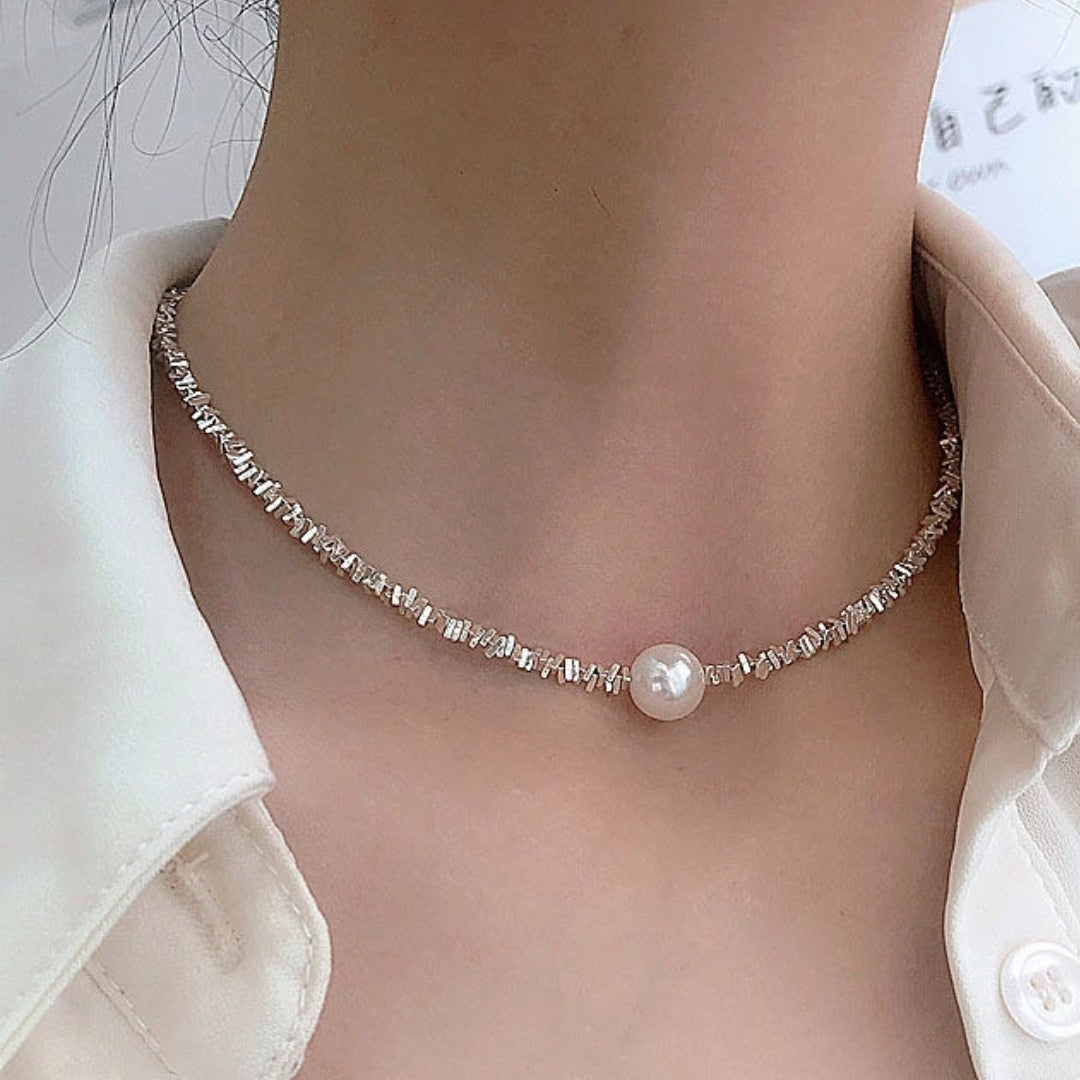 Elegant pärlhalsband med stor pärla