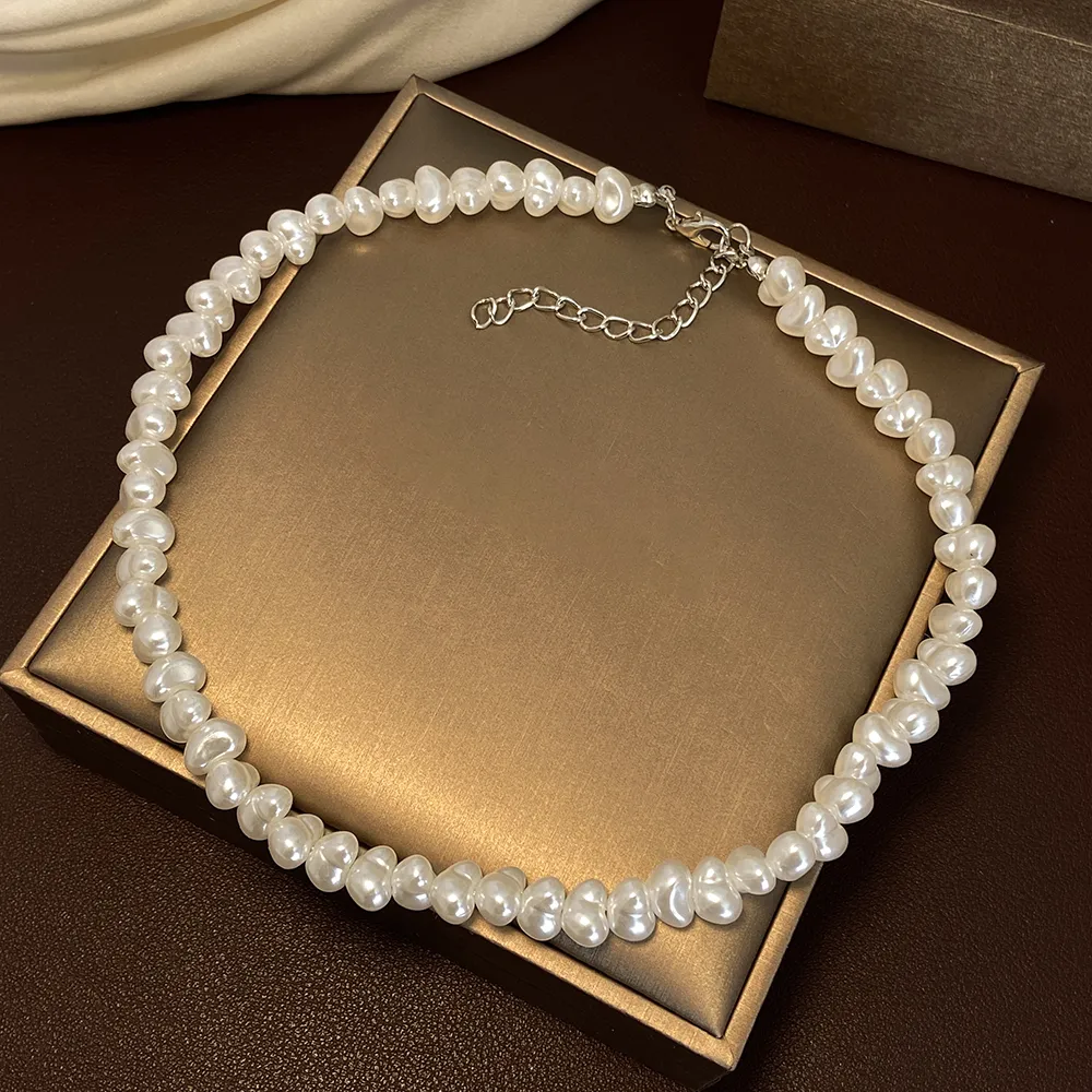 Elegant halsband med ojämna pärlor